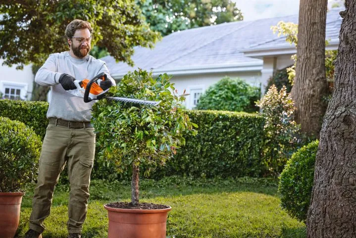 STIHL HSA 40 - batteridrevet hekksaks med 2 AS 2-batterier og 1 AL 1 standardlader - Bilde 4